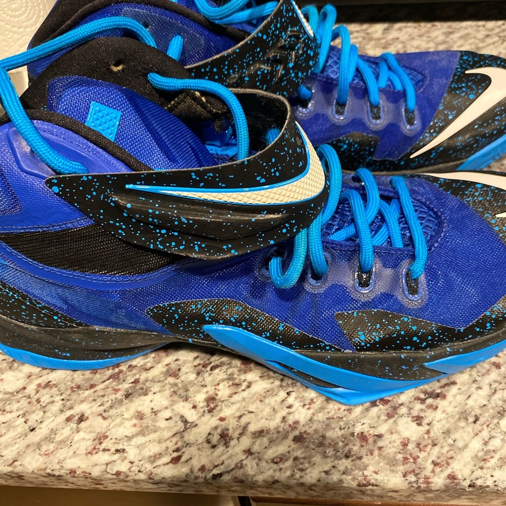 Selling a nice of hardly used LeBron’s size 11 they’ve only been worn in the gym